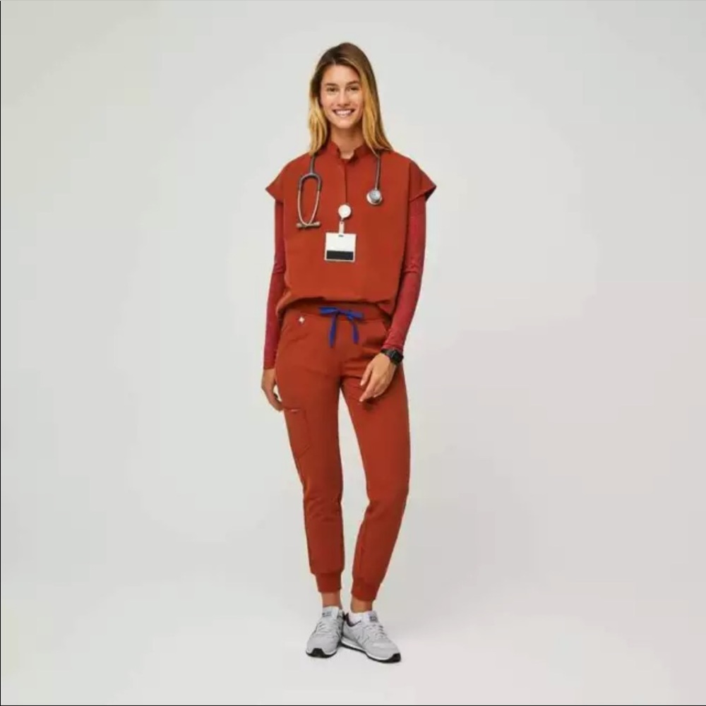 Figs dark auburn scrub set